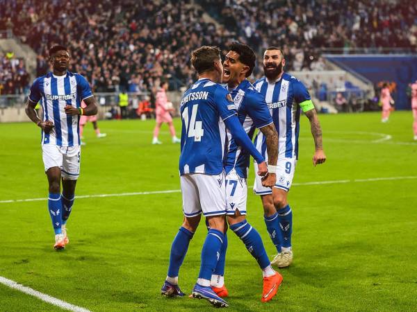 Luis Palma celebrando eufórico con Leo Bengtsson el gol del empate del Lech Poznán contra el Sunderland.