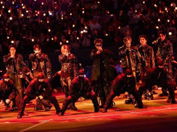 Las superestrellas del K-pop interpretaron “Permission to Dance” y “Magic Shop” como bis sorpresa durante el arranque en Estados Unidos de su gira por estadios.La noche del sábado estuvo llena de momentos inolvidables para los seguidores de BTS.