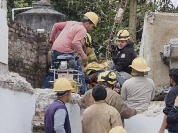Compañeros de trabajo y unidades de emergencia sacaron el cuerpo de Antonio Contreras de los escombros.