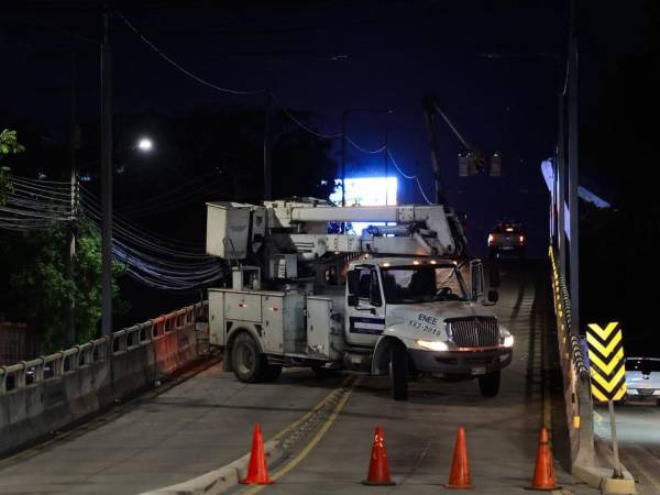 Las luminarias de alumbrado público ya funcionan en varios puentes de San Pedro Sula, como parte del plan de recuperación de la red de iluminación en las principales vías de la ciudad.