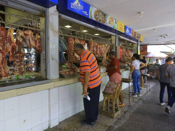 Los consumidores sampedranos aseguran que el aumento en los precios de los alimentos y otros gastos cotidianos ha reducido el poder adquisitivo de las familias y obligado a ajustar el presupuesto semanal.