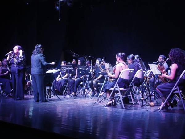Las damas artistas irrumpieron en el escenario con diferentes piezas musicales reconocidas.