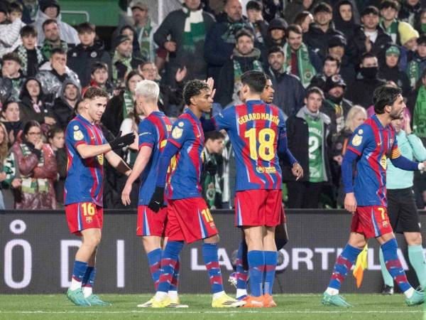 Jugadores del Barcelona celebrando la vicotria ante el Racing de Santander en los octavos de final de la Copa del Rey.
