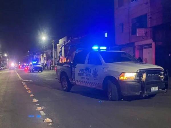 En medio del tiroteo, se observa a algunos tirarse al suelo para evitar ser alcanzados por las balas.