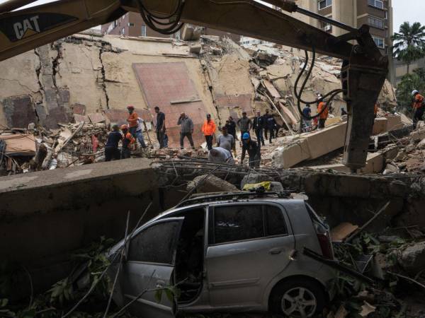 Olor a putrefacción empieza a sentirse en zonas devastadas por terremotos en Venezuela
