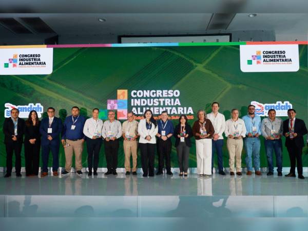 Representantes de los sectores productivos y altos funcionarios de Gobierno, reciben reconocimiento durante el segundo Congreso de la Industria Alimentaria.