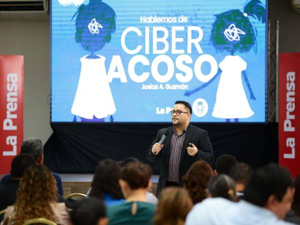 Josías Guzmán, director de la carrera de Psicología de UTH, imparte taller a docentes.