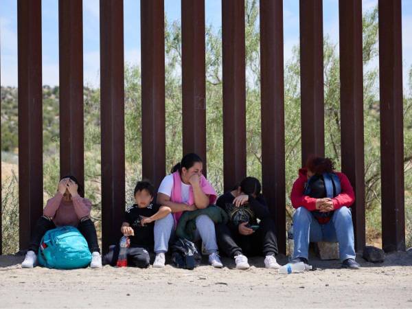 Una familia de migrantes en la frontera sur de Estados Unidos.