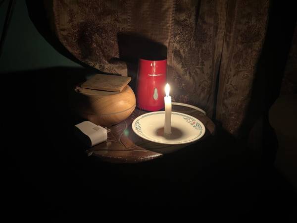 Alumbrarse con candelas es el diario vivir de los hondureños estos últimos meses.