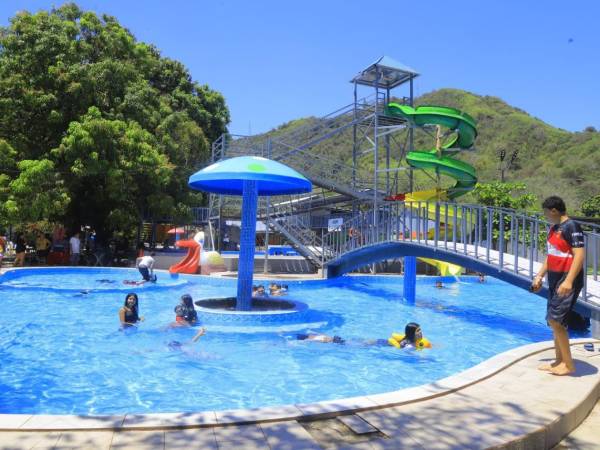 El feriado de Semana Santa es una oportunidad ideal para disfrutar del verano. En Villanueva, Cortés, los turistas, tanto locales como de otras regiones, pueden aprovechar una variedad de destinos para relajarse y disfrutar de los días festivos.