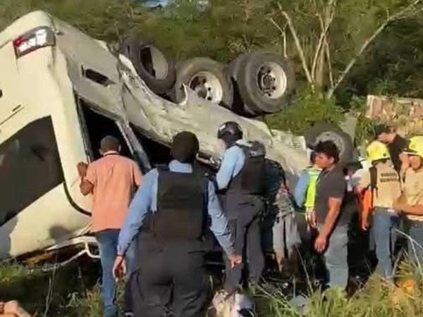 Siete personas que resultaron lesionadas en el accidente vial ocurrido en la carretera CA-4, a la altura del municipio de Quimistán, fueron atendidas inicialmente en la clínica periférica de esa localidad y posteriormente remitidas al Hospital Mario Catarino Rivas, en San Pedro Sula, debido a la gravedad de sus lesiones.
