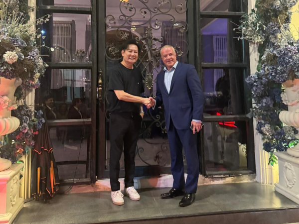 La polémica por las licencias nacionales pone a Nawat Itsaragrisil en el centro del debate. En la imagen, estrecha la mano a Raúl Rocha CEO de Organización Miss Universo.