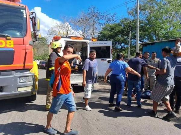 Equipos de emergencia acudieron al lugar para auxiliar a las víctimas.