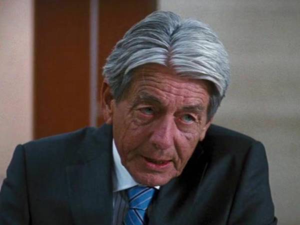 El actor británico John Nolan, reconocido por su amplia trayectoria en teatro, cine y televisión, falleció el 11 de abril de 2026 a los 87 años, según informaron medios como Stratford-Upon-Avon Herald, The Hollywood Reporter y Variety.