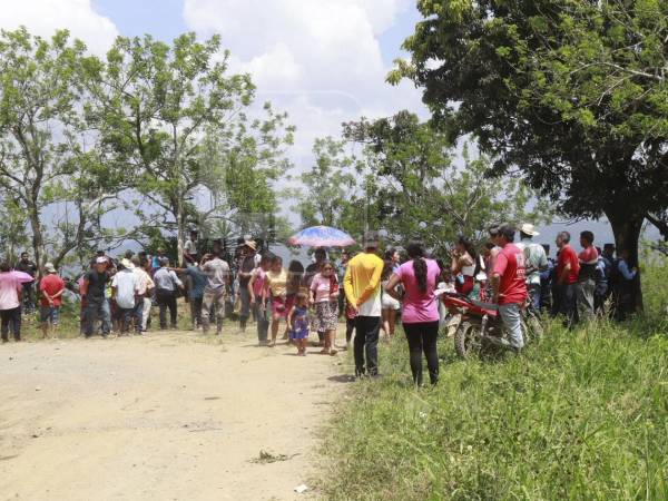 Los pobladores llegaron a la escena y conmocionados lamentaron lo ocurrido. Piden a las autoridades una investigación, ya que indicaron que las cuatro víctimas eran personas trabajadoras. FOTOS: LA PRENSA