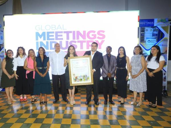 Guillermo Orellana, presidente del Buró de Convenciones de SPS, recibe el reconocimiento. En la fotografía lo acompañan miembros del Buró, así como otras personalidades de la industria turística.