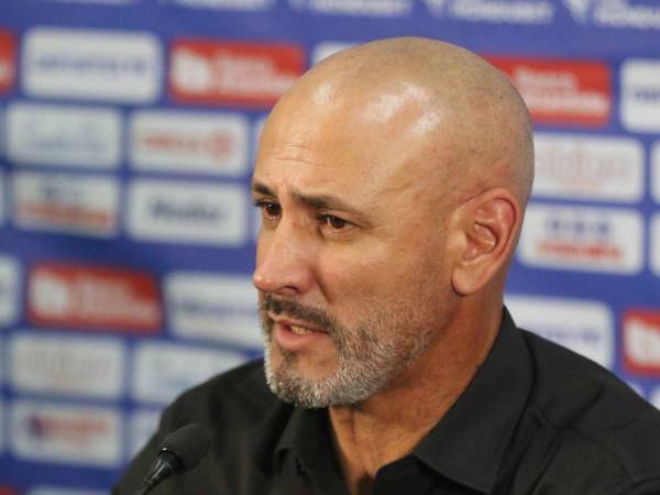 Eduardo Espinel en conferencia de prensa.