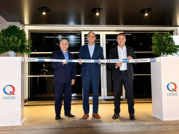 En un acto simbólico, ejecutivos de CrediQ llevan a cabo el corte de cinta del nuevo edificio corporativo, dando inicio a una etapa de modernización y fortalecimiento de su operación en Honduras.