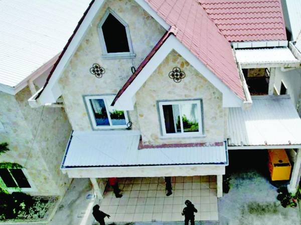 <b>Esta residencia fue asegurada por agentes y fiscales. Fotos: Ministerio Público. </b>