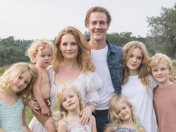 James Van Der Beek y su esposa Kimberly se casaron en agosto de 2010. La pareja celebró su 15° aniversario de bodas el 1 de agosto de 2025 con homenajes mutuos en Instagram. En la imagen les acompañan sus seis hijos.