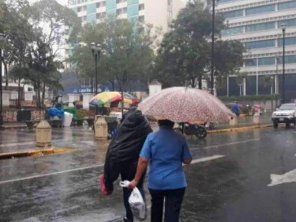 Nueva onda tropical ingresará mañana a la zona norte y dejará lluvias y chubascos, algunos acompañados de actividad eléctrica y vientos acelerados.