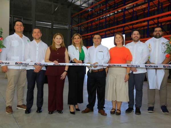 Autoridades de Grupo Inversa, UTH y Credibodega realizan el corto de la cinta de inauguración de la nueva empresa.