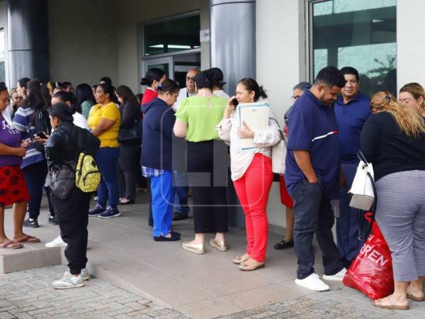 Un sismo de magnitud 5.3 sacudió este 18 de marzo San Pedro Sula, provocando la evacuación de empleados en varios edificios. Juzgados, CCIC y otras oficinas evacuaron a su personal tras el movimiento telúrico.