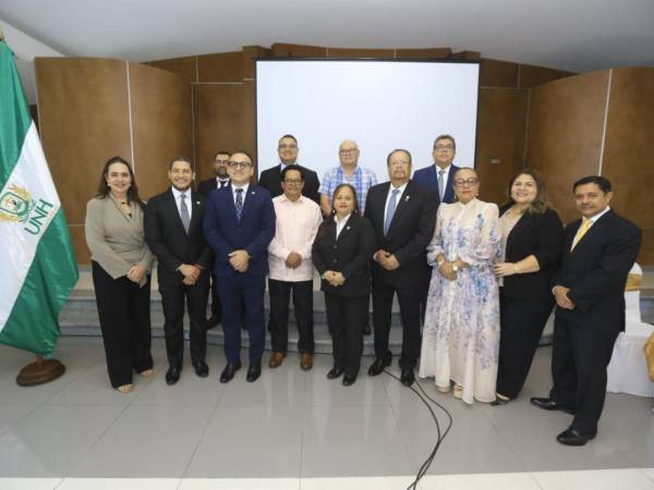 La Junta Directiva de la Unión de Notarios de Honduras junto a representantes de la Universidad Tecnológica de Honduras.