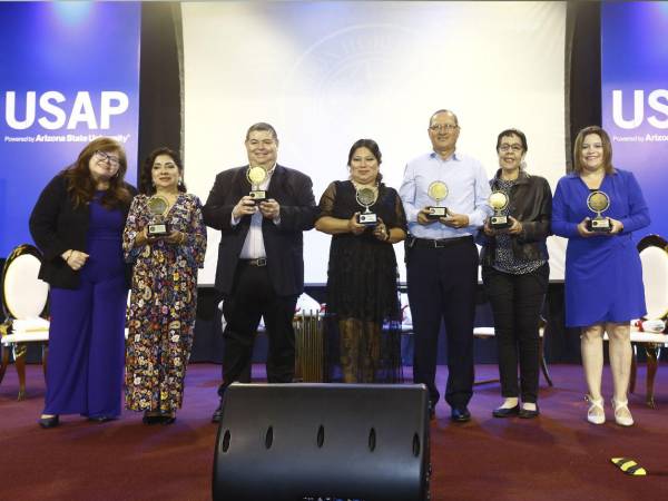 <b>Honor al mérito: </b>Los homenajeados posaron muy contentos con su galardón que reconoce su talento y arduo trabajo en los medios de comunicación.