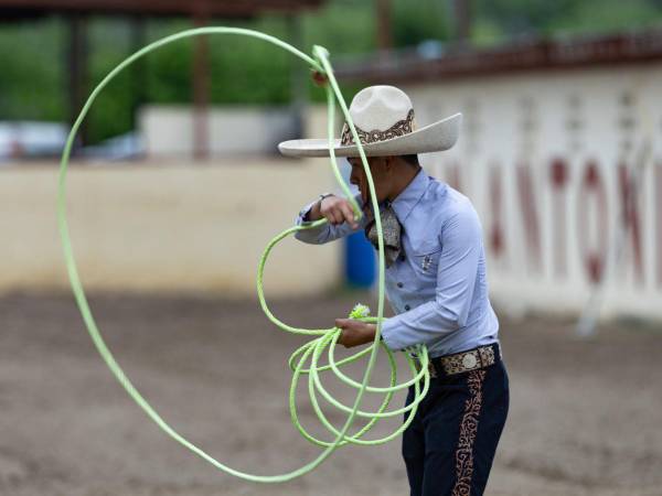 Fotografía del 19 de abril de 2026 que muestra a un charro en una práctica con una cuerda durante una jornada del 'Viva Fiesta' en San Antonio, Texas, Estados Unidos.