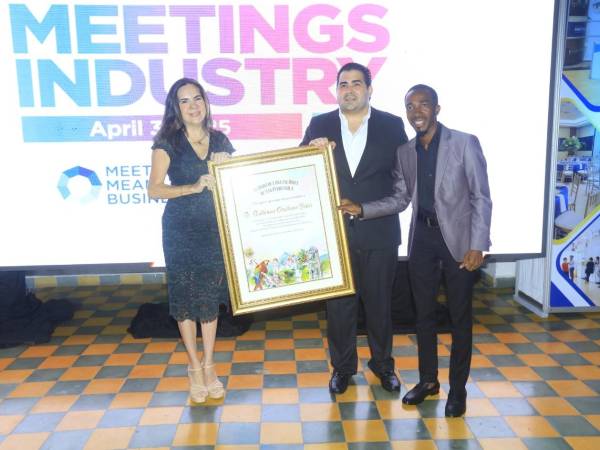 Denia Flores Gómez, Guillermo Orellana con su cuadro simbólico y Milton Harry.