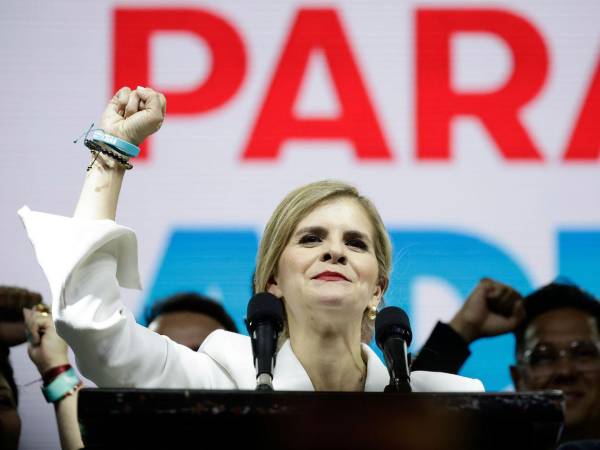 La candidata derechista del Partido Pueblo Soberano, Laura Fernández, celebró este domingo, en San José (Costa Rica).