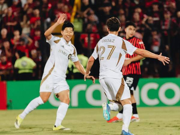 Son Heung-Min celebrando con el salvadoreño Nathan Ordaz, autor del gol del empate de Los Angeles FC ante Alajuelense.