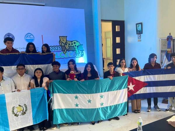 Medalla de bronce para Valeria Anyeli Cruz y menciones honoríficas para Emili Arleth Matamoros y Luis Fernando Rueda.