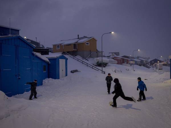 Muchos groenlandeses dicen estar orgullosos de su identidad y tradiciones. Niños jugando futbol en Ilulissat. (Ivor Prickett para The New York Times)