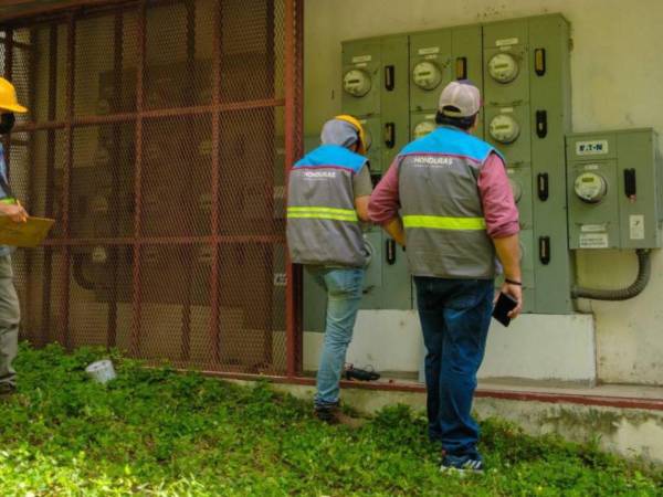 Cuadrillas del Programa Nacional de Reducción de Pérdidas revisan contadores en una zona del país.
