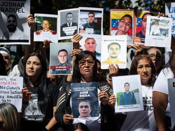 Familiares de presos políticos participan en una protesta frente al Palacio de Justicia este jueves, en Caracas, Venezuela.