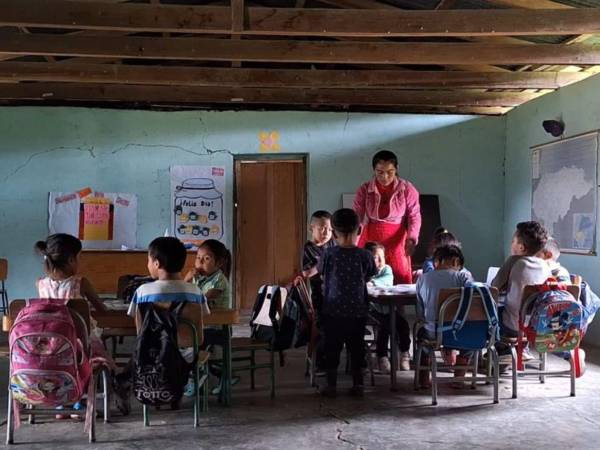 Docentes recibirán aumento de hasta 2,000 lempiras mensuales desde mayo, tras acuerdo con autoridades de Educación.