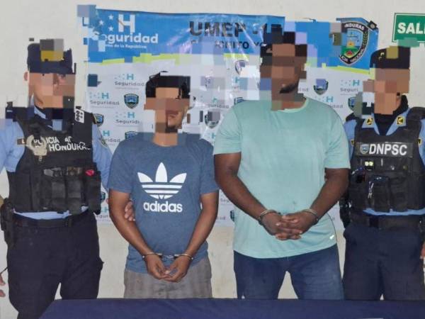 Los capturados son dos hombres de 20 y 24 años, quienes son investigados por su presunta participación en los delitos de tráfico de drogas y tenencia ilegal de arma de fuego.