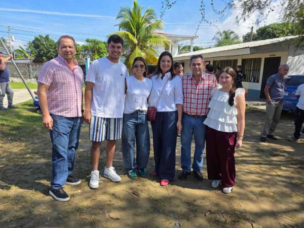 Mauricio Dubón junto a su familia en las Elecciones Generales de Honduras 2025.
