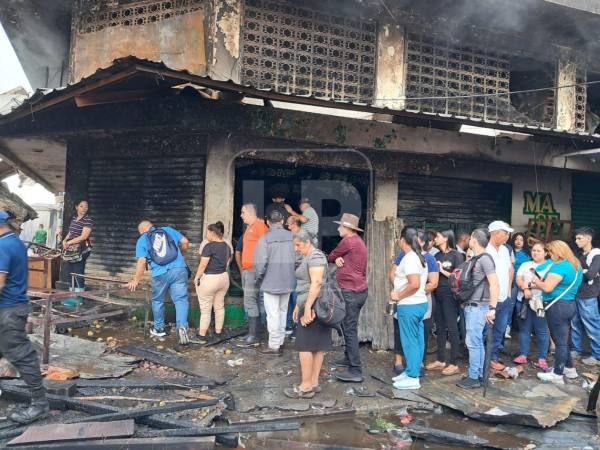 Cuadrillas municipales y comerciantes iniciaron el retiro de escombros y labores de limpieza tras el voraz incendio.