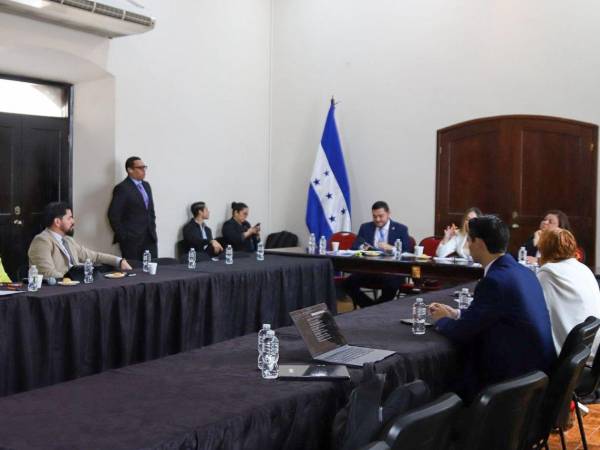 Diputados y organismos de derechos humanos analizan propuestas de reforma orientadas a fortalecer los mecanismos de consulta de impacto ambiental y comunitario en Honduras.