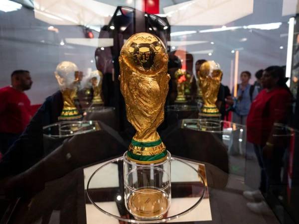 Fotografía de el trofeo de la Copa Mundial de la FIFA en el estadio BBVA en Monterrey