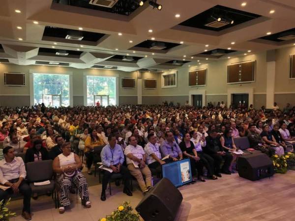 Con la participación de más de 1,000 docentes se desarrolló el primer diplomado para fortalecer las competencias de los educadores en innovación, liderazgo y bienestar psicoemocional.