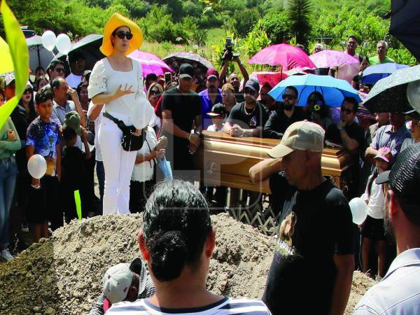 En el sepelio hubo interpretaciones al ritmo de arpa y violonchelo. Una de las hermana de Mayra Tercero fue la encargada de dar las palabras antes del sepelio. Foto: Estalin irías