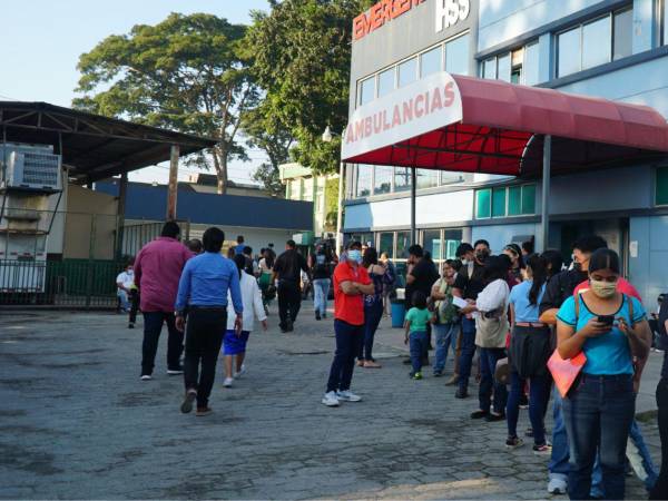 Pacientes esperan frente a la Emergencia del hospital regional del IHSS.