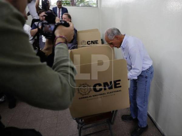 Nasry Asfura, candidato presidencial del Partido Nacional, vota en la UPNFM.