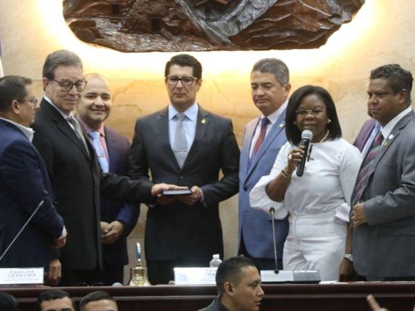 Junta directiva del Congreso Nacional juramenta a Arístides Mejía Carranza como magistrado propietario interino del Tribunal de Justicia Electoral (TJE).