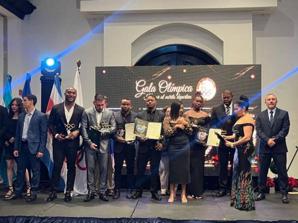 Atletas hondureños recibiendo su reconocimiento por parte del Comité Olímpico Hondureño.