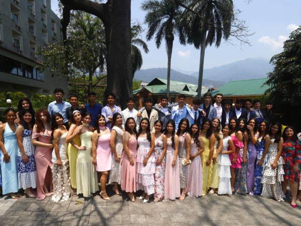 Los 48 estudiantes de último año de la Happy New Dawn compartieron con 32 juniors de la institución educativa privada, en un evento celebrado en el Hotel Copantl.